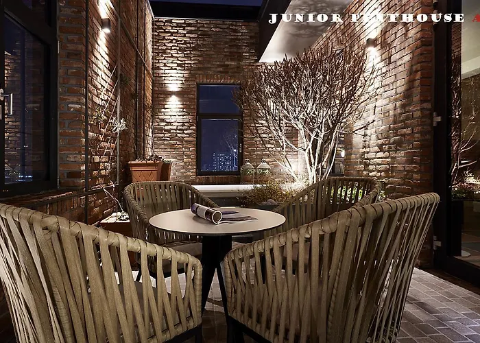 9 Brick Hotel
